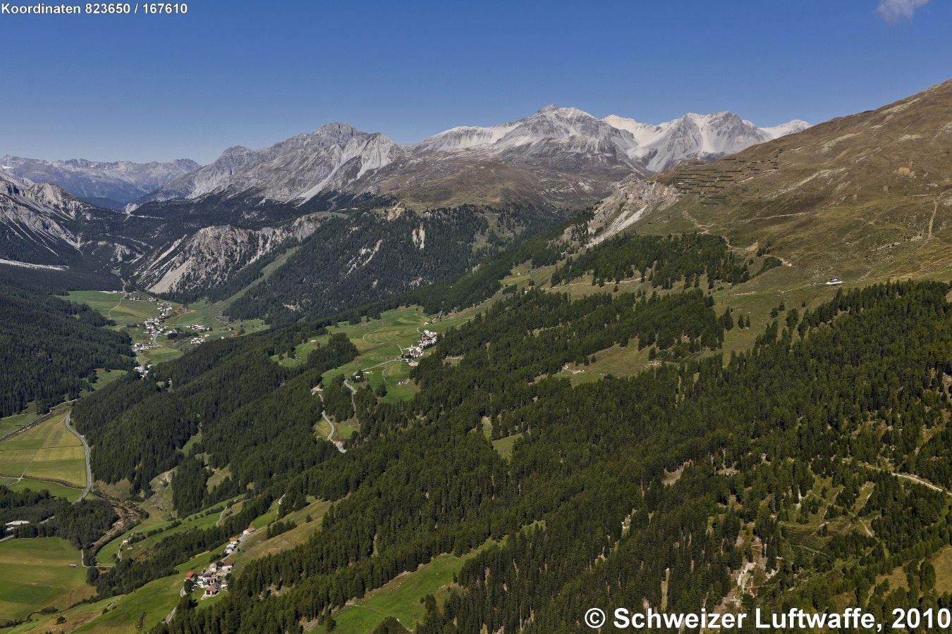 Val Müstair mit Tschierv und Lü (Position: 2'821'847.20, 1'168'103.75). Blick Richtung NW; Tschierv am linken Bildrand Bildmitte, Lü erhöht Bildmitte. Weiler im Vordergrund links: Lüsei. Alpweiden Bildrand rechts: Alp Tabladatsch. - Passübergang (links, oben): Ofenpass. NE Piz Nair, Piz Vallatscha, Piz d'Astras.